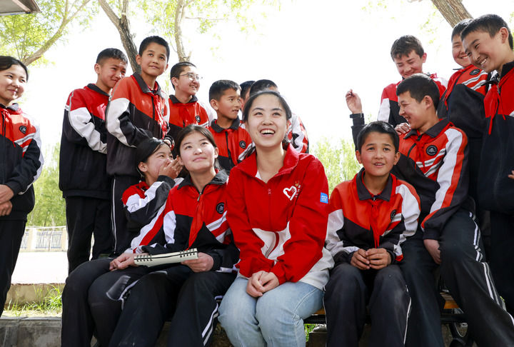 雪蓮綻放新時(shí)代 團(tuán)結(jié)奮斗譜新篇——以習(xí)近平同志為核心的黨中央情系天山兒女引領(lǐng)新疆發(fā)展紀(jì)實(shí)